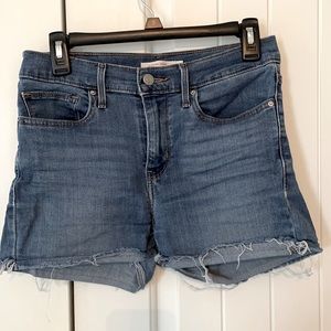 Levi’s Slimming Skinny Shorts